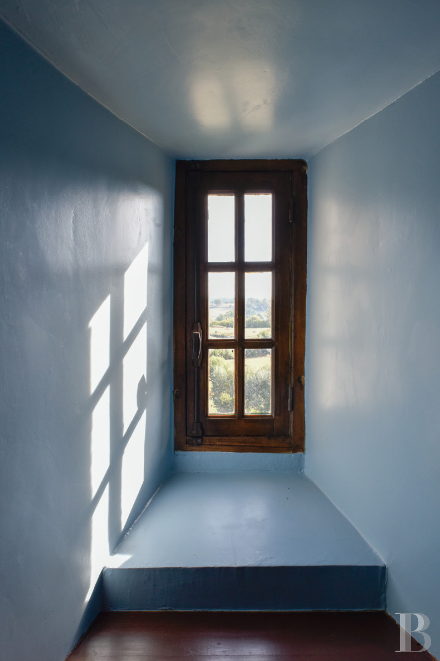 En Limousin, dans le sud-est de la Creuse et à proximité d’Aubusson, un logis indépendant du 17e siècle au centre d’une place forte médiévale,  - photo  n°27